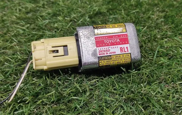 Toyota Prius (XW20) Airbag deployment crash/impact sensor 8986047040 1879000892