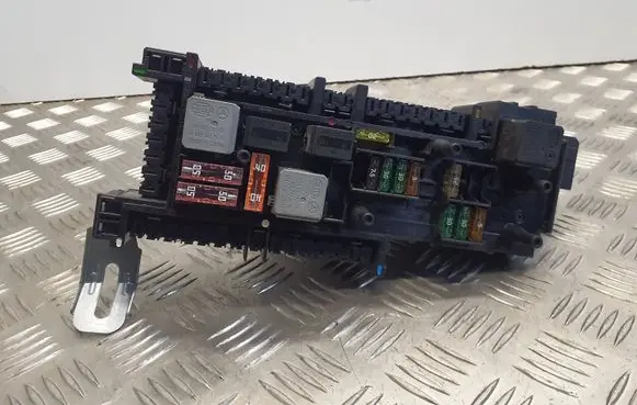 Mercedes-Benz C W204 Fuse module 2049060205 2049019702 5DK01102211