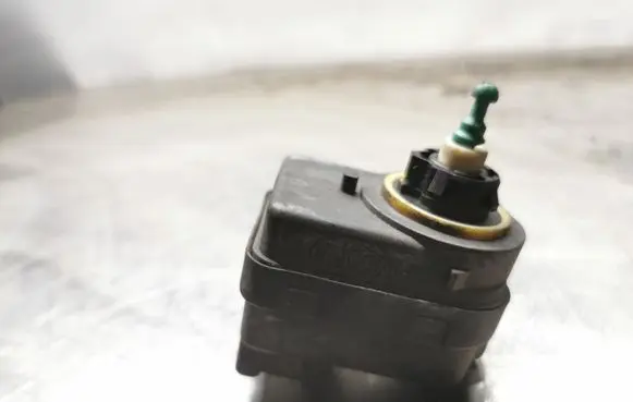 Renault Trafic II (X83) Headlight level adjustment motor 