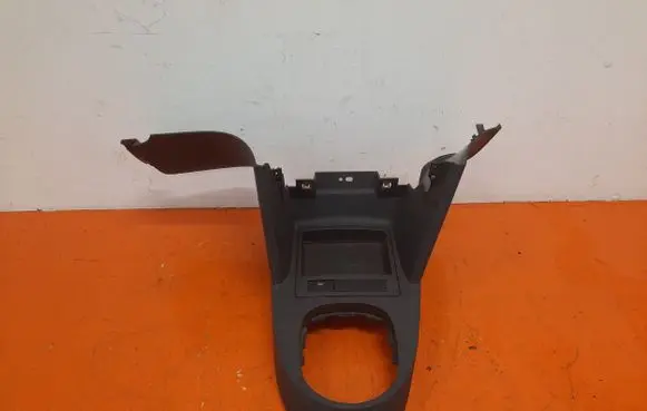 Volkswagen Touran I Center console 1T1863475B