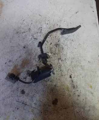 Volkswagen PASSAT B4 Accelerator throttle pedal 0205001037