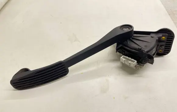 Volvo V70 Accelerator throttle pedal 30683516