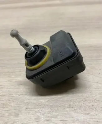 Nissan Note (E11) Headlight level adjustment motor 89028944
