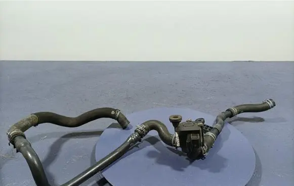 Engine coolant pipe/hose