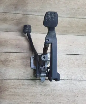 Accelerator throttle pedal