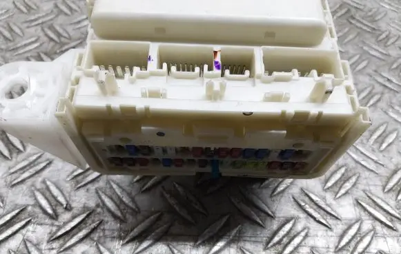 Toyota RAV 4 (XA30) Fuse module 8273042020