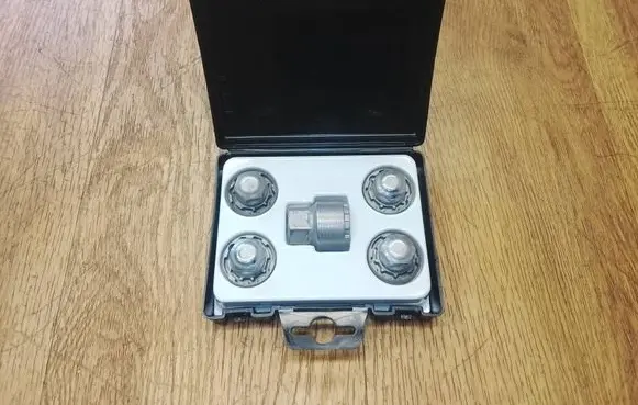 KIA EV6 Anti-theft wheel nuts and lock LP490AUU01