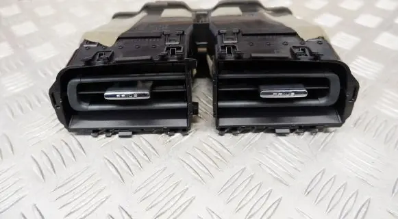 Toyota Prius (XW50) Dash center air vent grill 5567047190 GN71159310