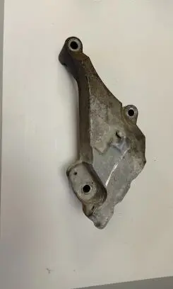 Engine mounting bracket