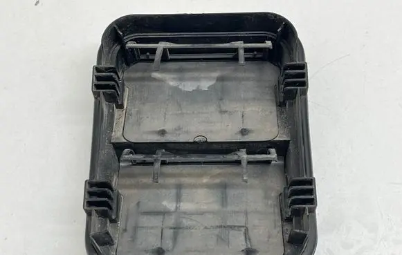 Opel Vivaro Quarter panel pressure vent 8200728288