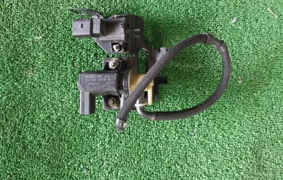 Volkswagen PASSAT B6 Vacuum valve 1K0906627A 037906283D