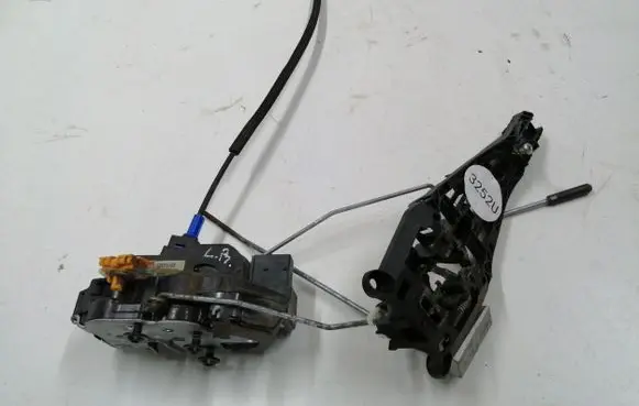 Opel Mokka Front door lock 13579522