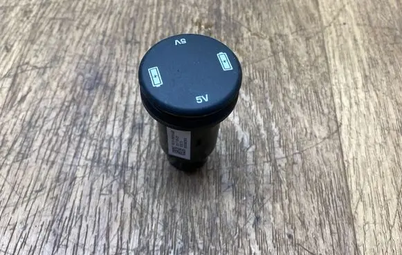 Land Rover Discovery 5 USB socket connector FK7219010AB 20170922