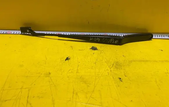 Front wiper blade arm