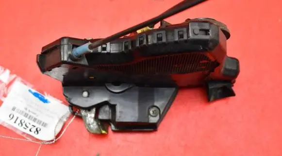 Suzuki Grand Vitara II Front door lock