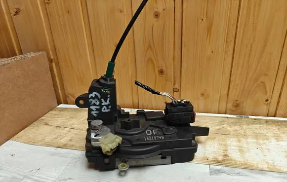 Opel Zafira B Front door lock 13210748
