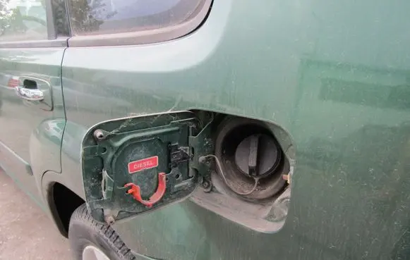 Nissan X-Trail T30 Fuel tank cap trim 