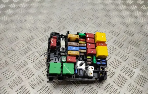 Peugeot 2008 I Fuse module 9804848480