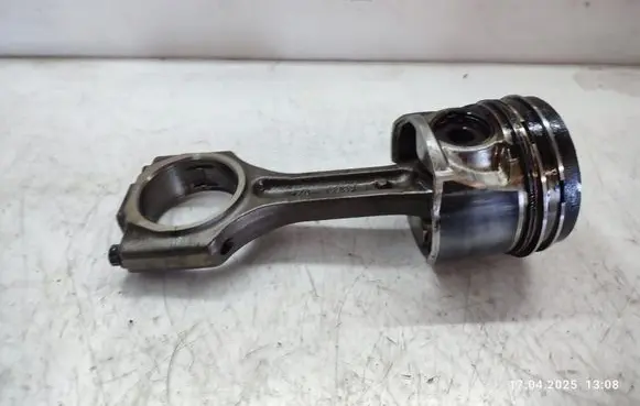 KIA Carens II Piston with connecting rod