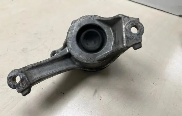 Honda Civic Engine mount bracket