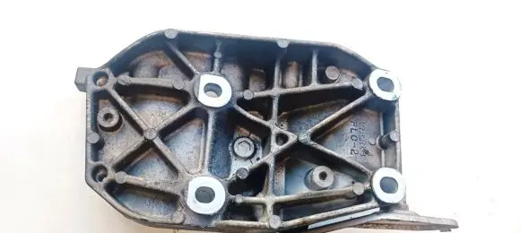 Honda FR-V Engine mounting bracket