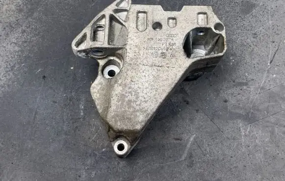 Volkswagen PASSAT B6 Engine mounting bracket 06F199207H