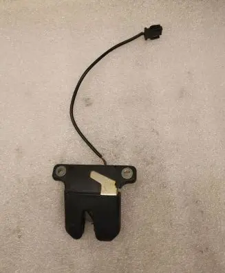 Audi A8 S8 D2 4D Tailgate/trunk/boot lock/catch/latch 7M5827505