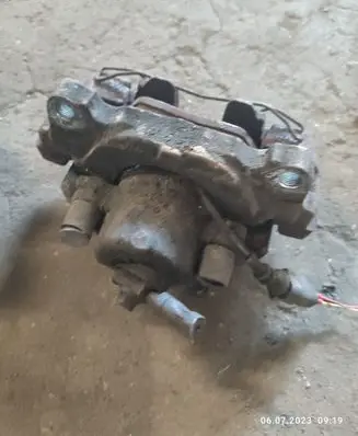 Volkswagen PASSAT B6 Front brake caliper