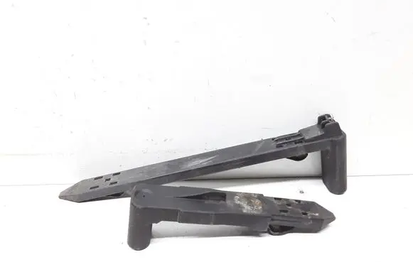 Headlight/headlamp mounting bracket