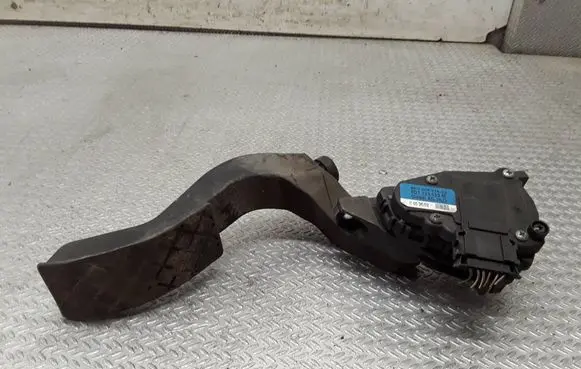 Volkswagen PASSAT B5.5 Accelerator throttle pedal 6PV00837602 8D1723523M
