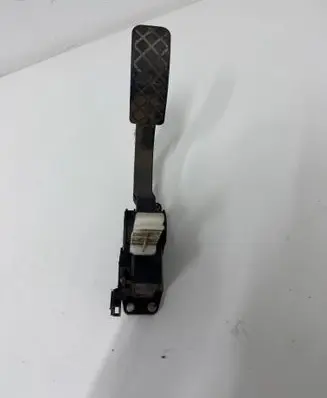Accelerator throttle pedal