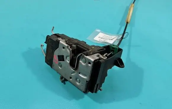 Opel Zafira B Front door lock 13220371 IMPRK1565473