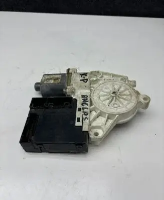 Volkswagen PASSAT B7 Front door window regulator motor 3C095979