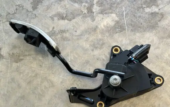 Nissan Qashqai Accelerator throttle pedal
