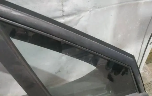 Citroen C5 Front door vent window glass four-door as2