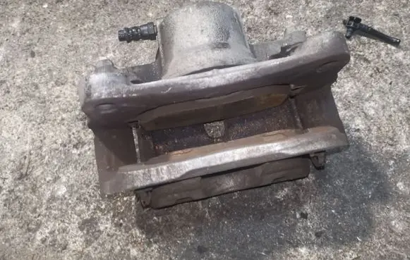 Chrysler 200 Front brake caliper