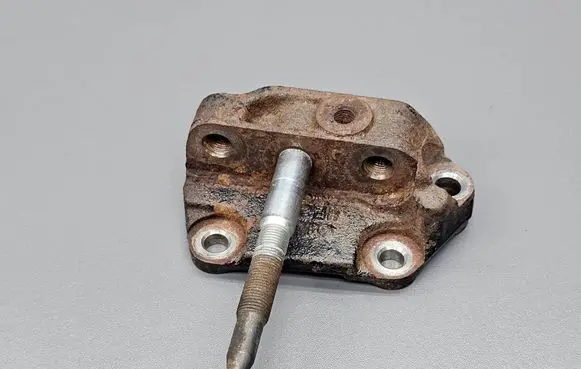 Engine mounting bracket