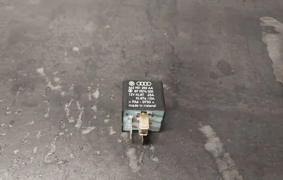 Volkswagen PASSAT B5 Other relay 443951253AA 899574000 219