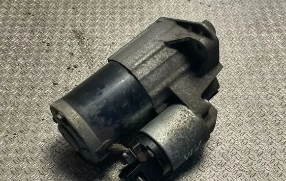 Opel Vivaro Starter motor 233003248R M000T39372