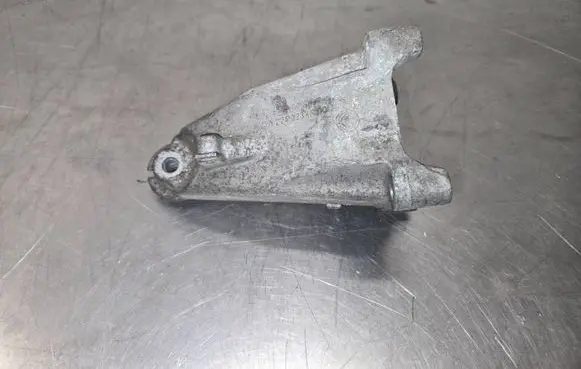 Engine mount bracket