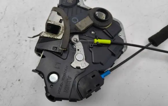 Lexus IS 220D-250-350 Front door lock 6H0310
