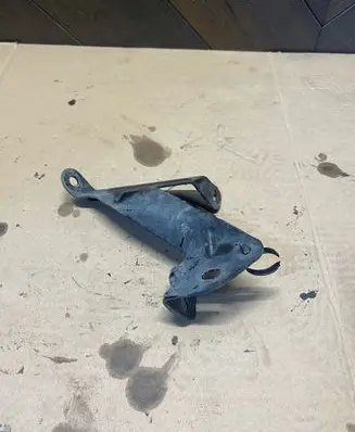 Peugeot 308 Engine mounting bracket 9802537680