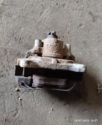 Volkswagen PASSAT B6 Front brake caliper
