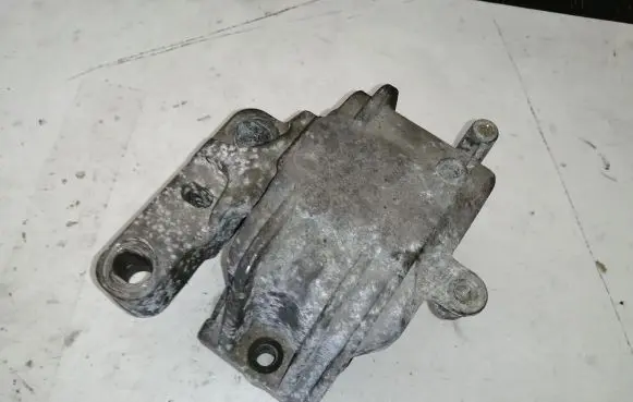Volkswagen PASSAT B6 Engine mount bracket