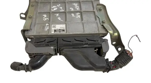 Toyota Avensis T270 Engine control unit/module 8966105D21 MB2759001441