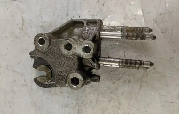 Peugeot 4007 Engine mounting bracket 9660903380