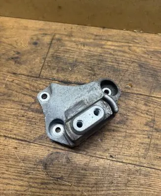 Gearbox mounting bracket
