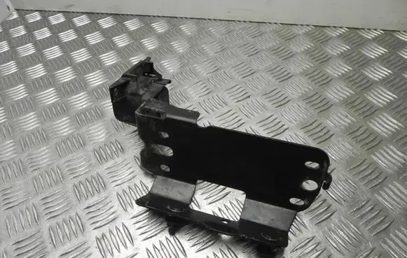 BMW 1 E82 E88 Engine mounting bracket 7154546 VD15978