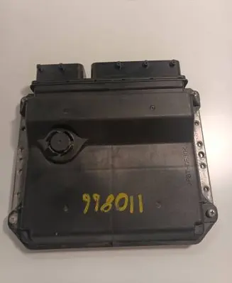 Toyota Avensis T270 Engine control unit/module 8966105N50 MB2759008960