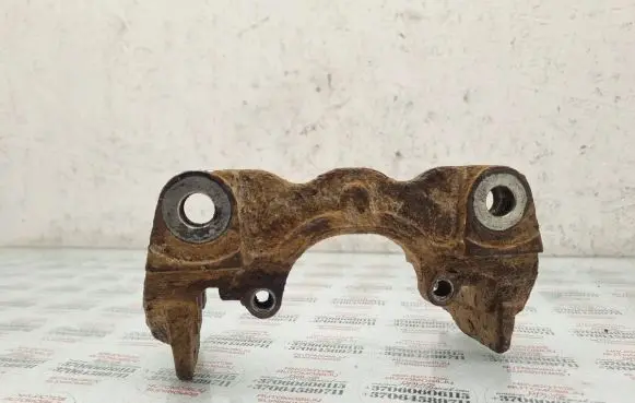 Volkswagen Touareg I Brake caliper pad carrier rear 